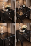 • styl glamour • wysoki połysk w kolorze czarnym • 2 funkcjonalne szuflady • dekoracyjne, kryształowe uchwyty • stabilna konstrukcja na smukłych nogach • uniwersalne zastosowanie